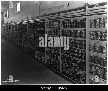 Ansicht aus der Gasse in einem piggly Wiggly Supermarkt. 1917-1918 Stockfoto