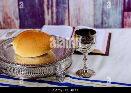 Kommunion religion Symbol noch leben, Wein, Brot und Bibel Stockfoto