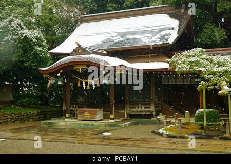 Schnee fällt auf Izumi Schrein, Präfektur Kumamoto, Japan Stockfoto