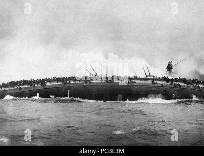 Untergang der Deutschen Cruiser Bluecher, in der Naval Engagement zwischen deutschen und britischen dreadnoughts in der Nordsee, der am 24. Januar 1915. Stockfoto