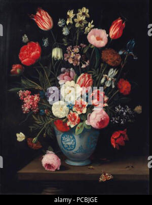 529 Rosen, Tulpen, Nelken eine Iris und andere Blumen in einem chinesischen Übergangszeit blaue und weiße jardiniere mit Motten und andere Insekten auf einer Leiste Stockfoto