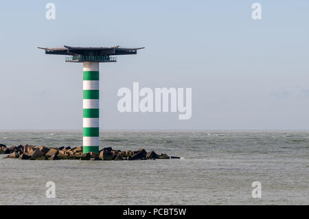 Die grün-weiß gestreiften Leuchtturm mit Maasmond heliplatform am Eingang des Hafens von Rotterdam in den Niederlanden. Der Leuchtturm ist Situation Stockfoto