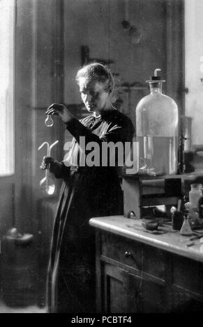 Marie Curie, fisica Francesa en su Laboratorio. Marie Curie (1867-1934), französischer Physiker, in Ihrem Labor. RV -476714 35 M.Curie 1925 Stockfoto