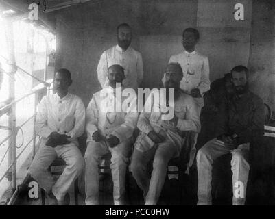 65 Groepsportret van registrierte van de Expeditie van Wichmann aan boord v... - Collectie stichting Nationaal Museum van Wereldculturen-TM -60012038 Stockfoto