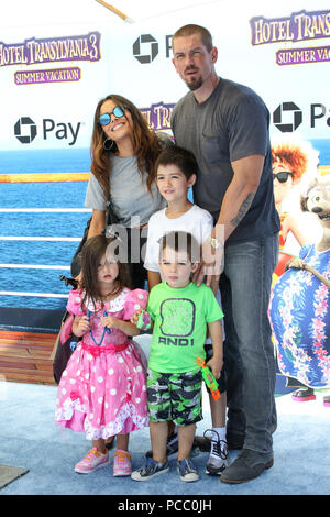 Weltpremiere von "Hotel Transylvania 3: Sommer Urlaub" im Regency Dorf Theater in Los Angeles, Kalifornien statt. Mit: Sarah Shahi, Violet Moon Howey, William Wolf Howey, Knox Blau Howey und Steve Howey Wo: Los Angeles, Kalifornien, Vereinigte Staaten, wenn: 30 Jun 2018 Credit: Sheri Determan/WENN.com Stockfoto