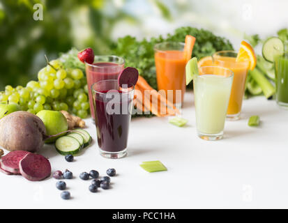 Gläser mit verschiedenen Frucht- oder Gemüsesäfte Stockfoto