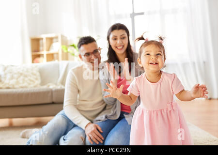 Happy Baby und Eltern zu Hause Stockfoto