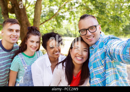 Gruppe von Happy internationale Freunde unter selfie Stockfoto
