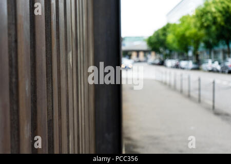 Metal wall street schoß hinunter die Straße Stockfoto