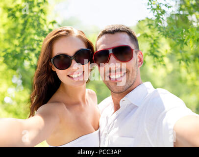 lächelnde paar Sonnenbrille Selfie machen Stockfoto