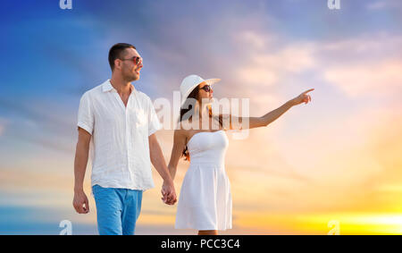 Glückliches Paar auf Urlaub gehen Hand in Hand Stockfoto