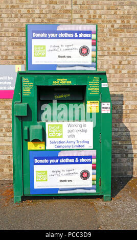 Kleidung und Schuhe Spende bin im Convenience store Parkplatz in Aylsham Road, Norwich, Norfolk, England, Vereinigtes Königreich, Europa. Stockfoto