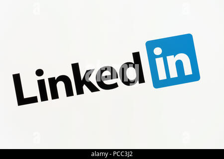 Linkedin Logo auf einem PC-Bildschirm. Linkedin ist ein Business- und Arbeitsverwaltung, die über Websites und mobilen Apps arbeitet Stockfoto