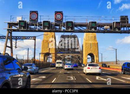 Pendeln Motor befahren, der Sydney Harbour Bridge, die Flucht aus der Stadt nach dem Arbeitstag auf Multi Lane Warringah Autobahn Richtung Norden durch Stockfoto