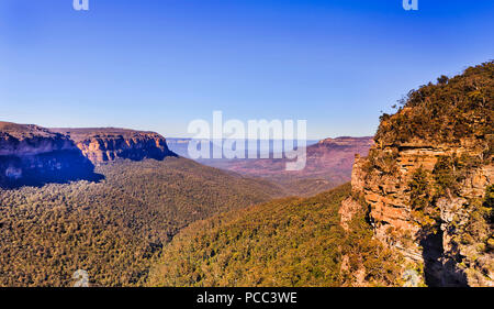 Blick über das Tal von Wasser in den Blue Mountains Nationalpark Australien auf hellen, sonnigen Tag unter klaren blauen Himmel zwischen den Bergketten wasserpartien Stockfoto