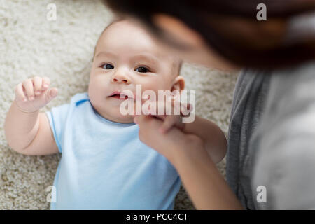 Nahaufnahme der süßen kleinen asiatischen Baby und Mutter Stockfoto