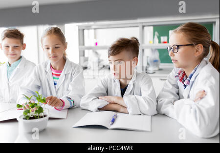 Kinder, Schüler oder Studenten mit Werk in Biologie Klasse Stockfoto