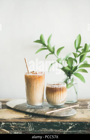 Eiskaffee trinken in hohe Gläser mit Milch und Strohhalme Stockfoto