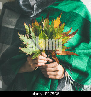 Frau in Schal oder eine Decke mit Herbstlaub, square Erntegut Stockfoto