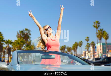Glückliche Frau im Cabrio über Strand Venedig Stockfoto