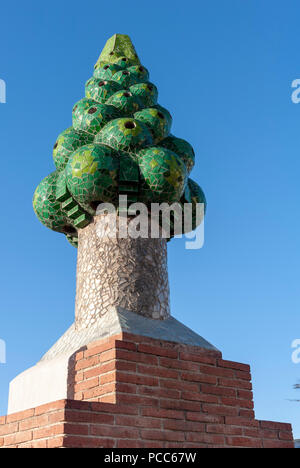 Barcelona, Palau Güell. Dachlandschaft. Gaudi, Palau Güell, Schornstein, Barcelona, Katalonien, Spanien | Gaudi, Palau Güeell, Kamin, Barcelona, Katalonien, S Stockfoto