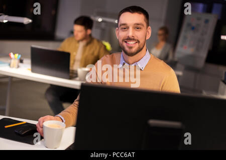 Gerne männliche Büroangestellter Kaffee trinken Stockfoto