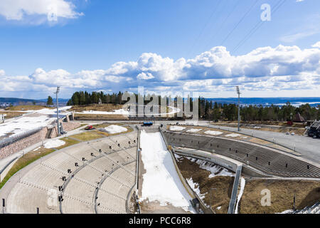 Holmenkollbakken ist eine große Sprungschanze am Holmenkollen in Oslo, Norwegen. Stockfoto