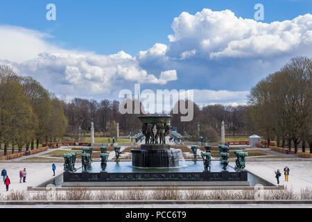 Touristen die berühmten Vigeland Park in Oslo besuchen, der Park ist der Veranstaltungsort der Skulpturen in Bronze und Granit von Gustav Vigeland, Norwegen erstellt Stockfoto