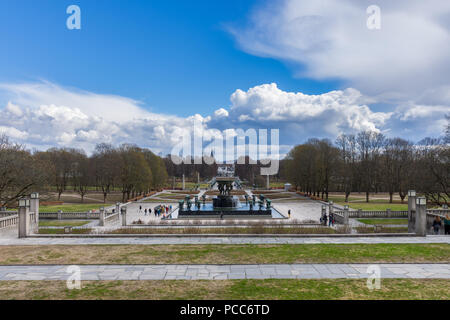 Touristen die berühmten Vigeland Park in Oslo besuchen, der Park ist der Veranstaltungsort der Skulpturen in Bronze und Granit von Gustav Vigeland, Norwegen erstellt Stockfoto