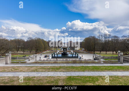 Touristen die berühmten Vigeland Park in Oslo besuchen, der Park ist der Veranstaltungsort der Skulpturen in Bronze und Granit von Gustav Vigeland, Norwegen erstellt Stockfoto