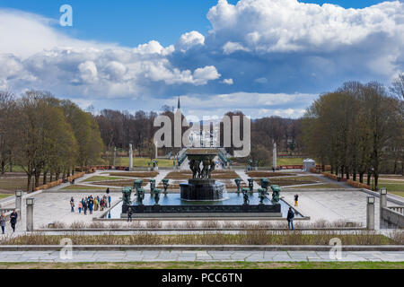 Touristen die berühmten Vigeland Park in Oslo besuchen, der Park ist der Veranstaltungsort der Skulpturen in Bronze und Granit von Gustav Vigeland, Norwegen erstellt Stockfoto