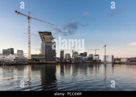 Oslo, Norwegen - 27. April 2018: Moderne Gebäude als Barcode Projekt im Bau im Zentrum von Oslo bekannt am Sonnenuntergang Stockfoto