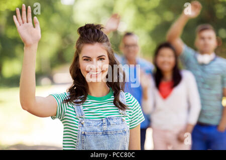 Gruppe von Happy internationale Freunde winkende Hände Stockfoto