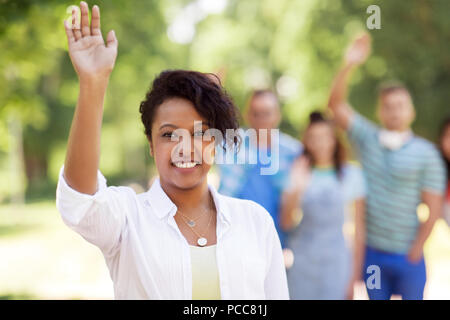 Gruppe von Happy internationale Freunde winkende Hände Stockfoto
