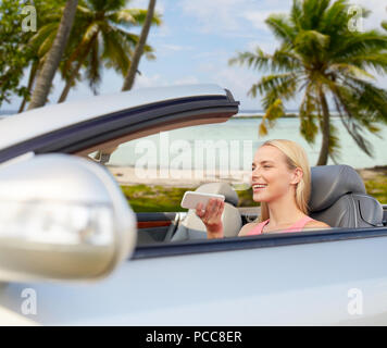 Frau Aufnahme Voice auf dem Smartphone im Auto Stockfoto