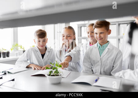 Kinder, Schüler oder Studenten mit Werk in Biologie Klasse Stockfoto