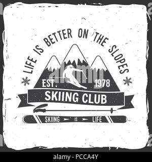 Ski Club Konzept mit Skifahrer, Skifahren bergab in den hohen Bergen. Vektor Ski Club retro Abzeichen. Konzept für T-Shirt, Druck, Siegel oder Stempel. Ski Club typo Stock Vektor