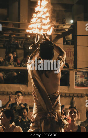 Junge Priester, die abendlichen Ganga Aarti puja Feier in Varanasi Ghat. . Selektiver Fokus verwendet. Stockfoto