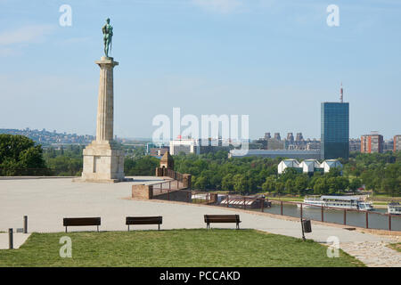 Belgrad, Serbien - Mai 03, 2018: Morgen Blick auf Fluss Sava und Belgrad von der Belgrader Festung. Pobednik (Victor) Denkmal befindet sich auf der linken Seite. Stockfoto