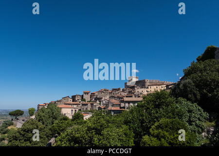 Schönen Hintergrund Landschaft einer mittelalterlichen Stadt mit Schloss von Sermoneta in die Berge blau Natur mit blauen Himmel thront. Es Stockfoto