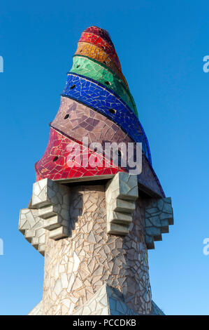 Barcelona, Palau Güell. Dachlandschaft. Gaudi, Palau Güell, Schornstein, Barcelona, Katalonien, Spanien | Gaudi, Palau Güeell, Kamin, Barcelona, Katalonien, S Stockfoto