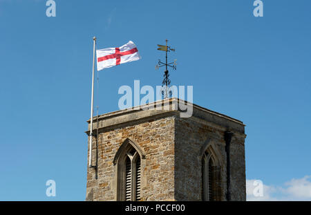 Flagge von Saint George fliegen auf St. Helen's Church, Sibbertoft, Northamptonshire, England, Großbritannien Stockfoto