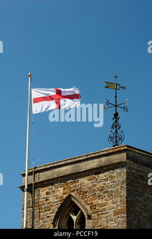 Flagge von Saint George fliegen auf St. Helen's Church, Sibbertoft, Northamptonshire, England, Großbritannien Stockfoto