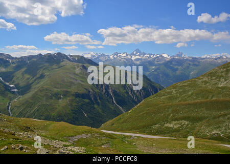 Panorama der Berner Alpen vom Nufenenpass in der Südlichen Schweiz. In der Mitte des grossen Finsteraarhorn Stockfoto