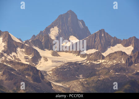 Die mächtigen Finsteraarhorn in den Berner Alpen gesehen aus dem Süden in der Schweiz Stockfoto