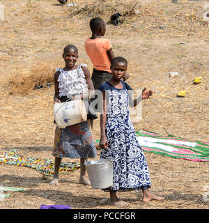 TECHIMAN, GHANA - Jan 15, 2017: Unbekannter Ghanaischen zwei Mädchen mit Eimer auf dem Waschtag, die jeden Sonntag Stockfoto