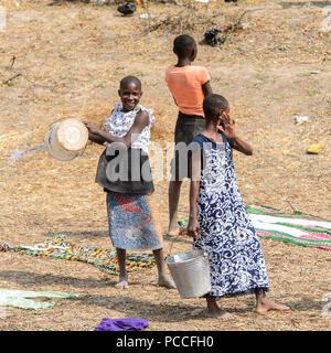 TECHIMAN, GHANA - Jan 15, 2017: Unbekannter Ghanaischen zwei Mädchen mit Eimer auf dem Waschtag, die jeden Sonntag Stockfoto