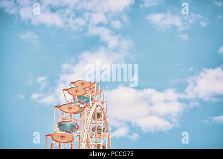 Retro stilisierte Bild von einem Riesenrad gegen Himmel, Platz für Text. Stockfoto