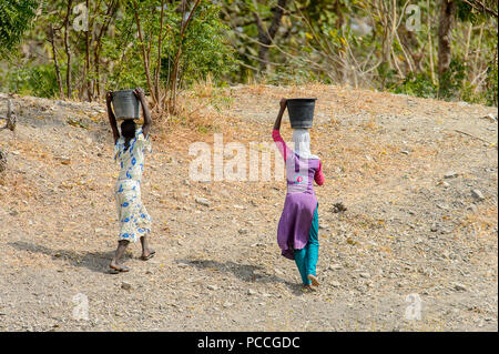 TECHIMAN, GHANA - Jan 15, 2017: Unbekannter Ghanaischen zwei Mädchen Wanne tragen auf die Köpfe auf der Waschtag, die jeden Sonntag Stockfoto