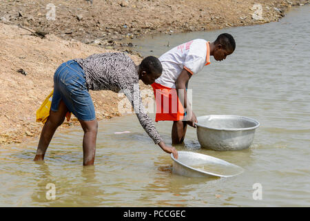 TECHIMAN, GHANA - Jan 15, 2017: Unbekannter Ghanaischen zwei Mädchen Becken mit Wasser gefüllt, auf der Waschtag, die jeden Sonntag Stockfoto